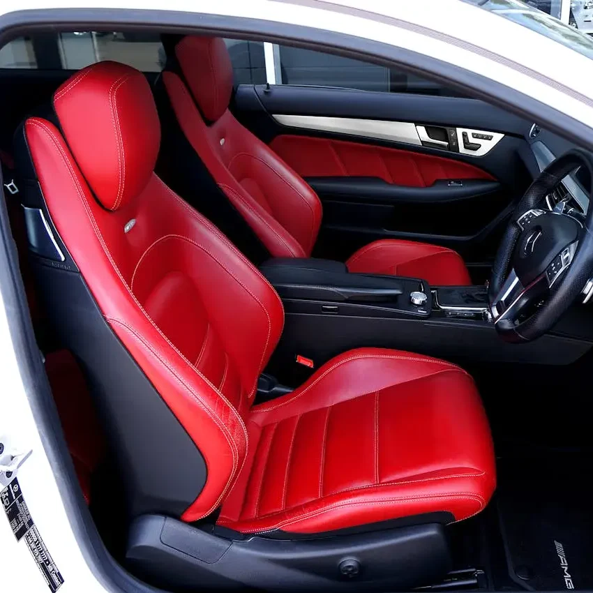Intérieur automobile en sellerie rouge